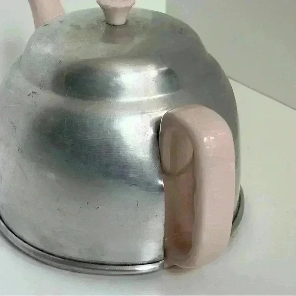 1940s made in Japan pink ceramic teapot with insulated metal cozy - Picture 3 of 10